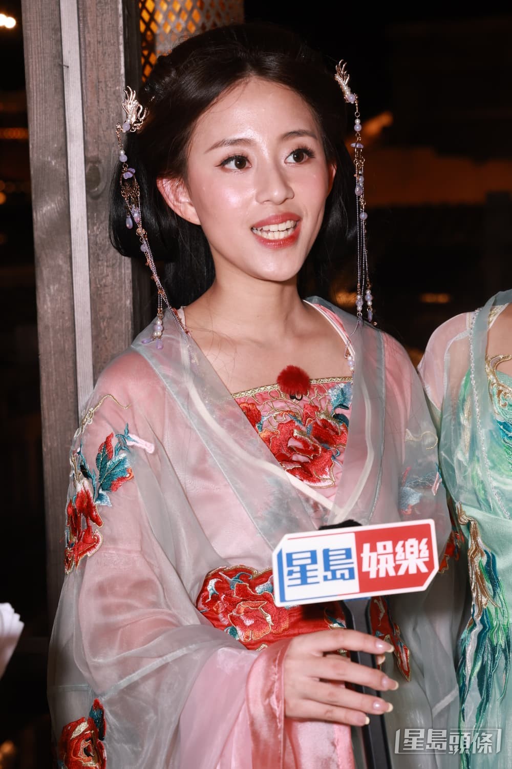 周芳姿乖巧地稱讚師姐馮盈盈非常漂亮。