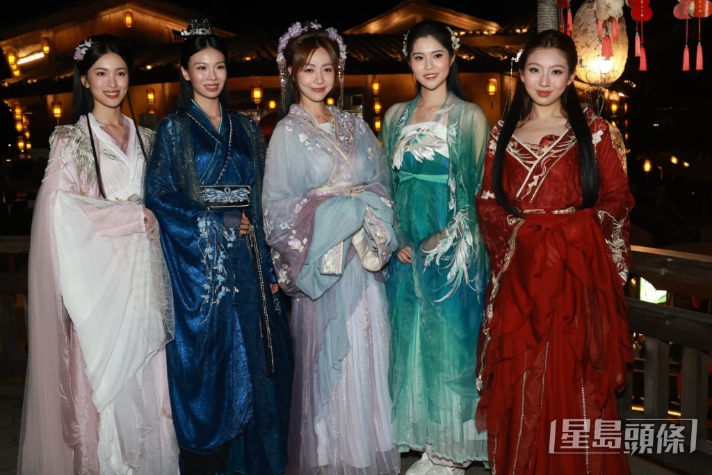 11號顏懿菲（左起）、4號譚雅文、黃嘉雯、8號鄧匡閔、6號盧蔚晴合影。