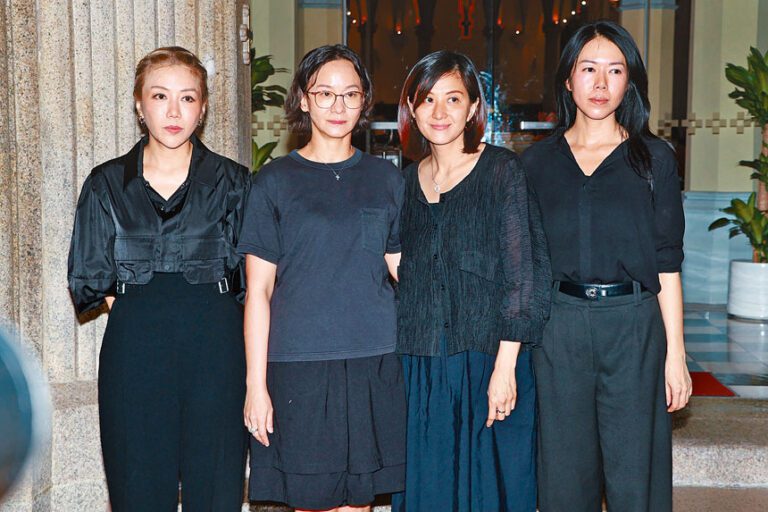 ■彭秀慧（左一）、陳嘉敏（左二）等姊妹齊送文忻最後一程。