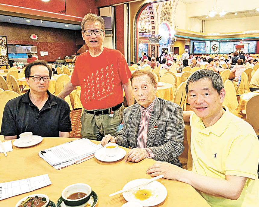 (左起)波城黃氏宗親會主席黃鷹立、黃兆祥、元老黃官羡、中文秘書黃納斯合影。李強攝