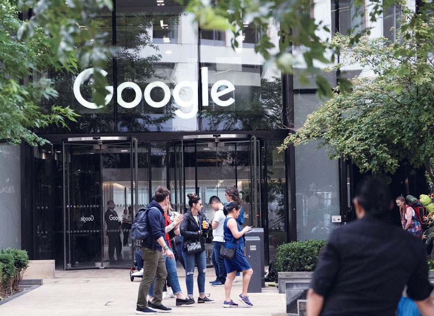 Google搜尋流量近一個月略為下滑,ChatGPT流量則持續增加。路透社