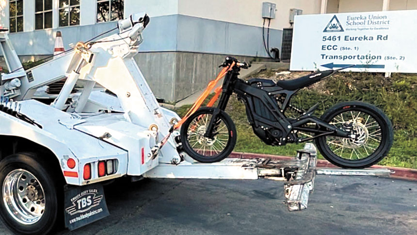 警方拖走少年騎乘的無照電動摩托車。普萊塞縣縣警局