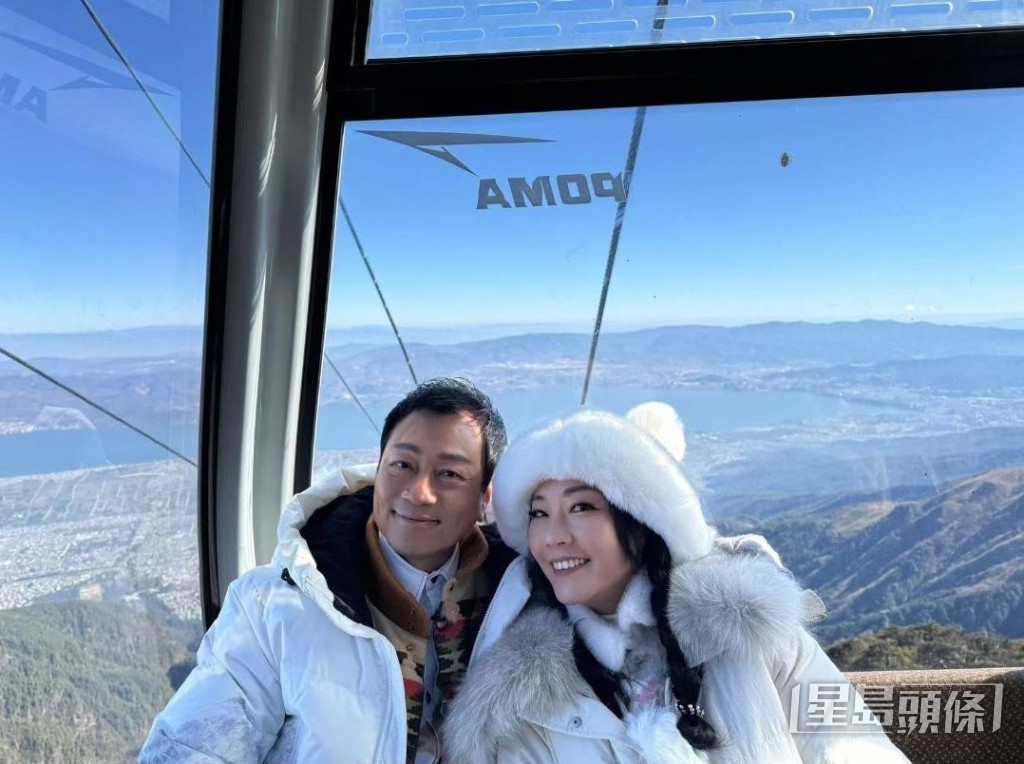黎耀祥主持TVB節目《江湖見》,帶埋太太梁耀蓮)乘機同遊大理。
