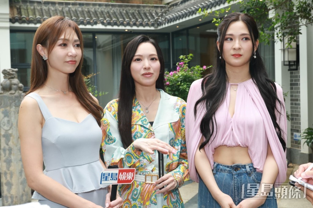 黃嘉雯、馮盈盈、陳懿德在酒店內與佳麗們一同品茶交流。