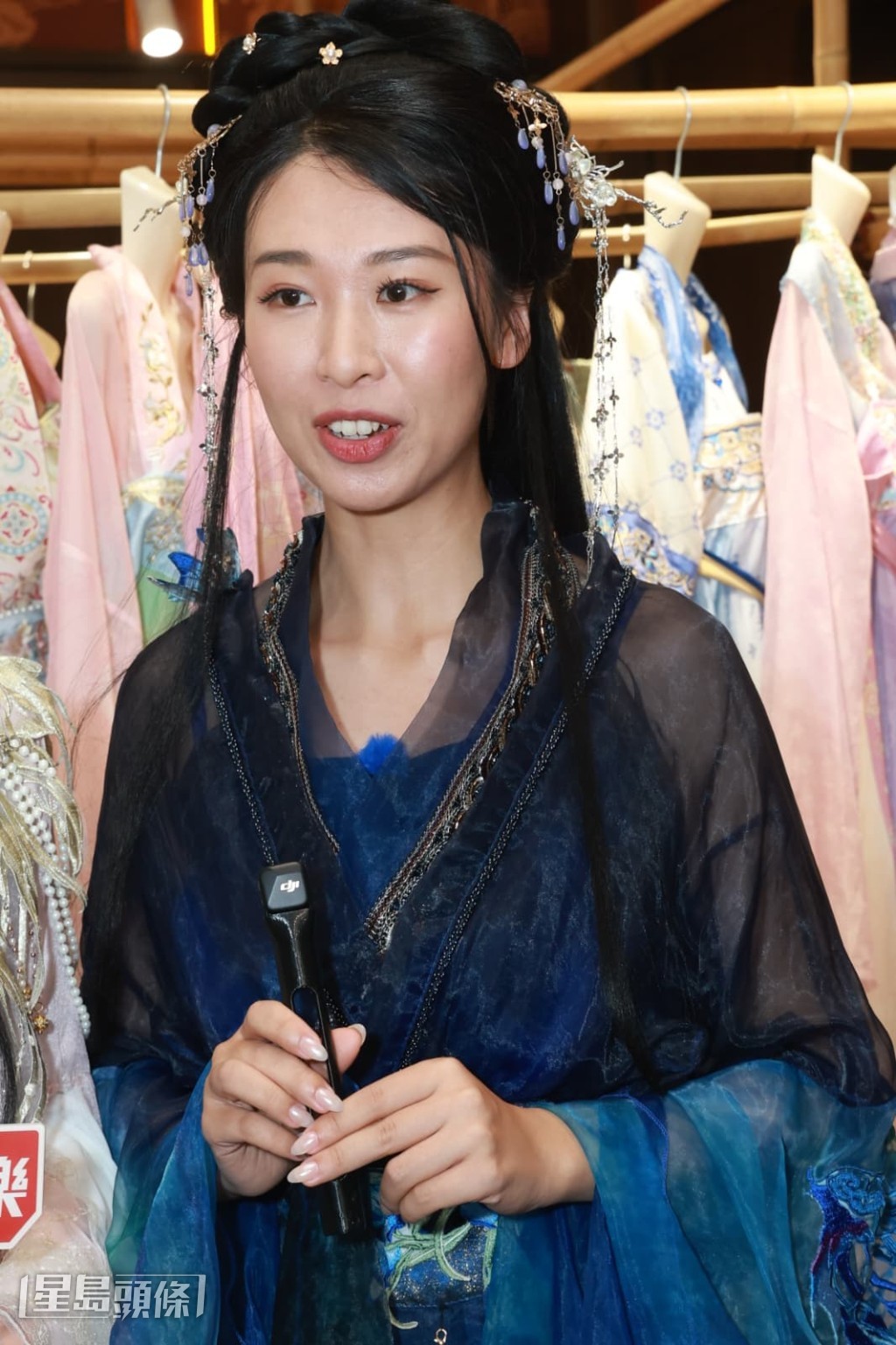 楊媛媛初次穿著華服,感覺新鮮。