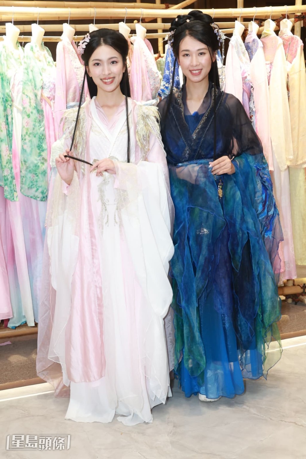 11號顏懿菲(Agnes)與7號楊媛媛(Vera)合照。