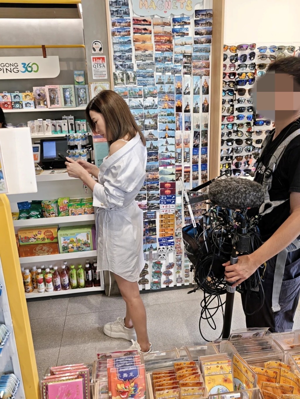 拍攝休息期間,佘詩曼專注於使用手機。