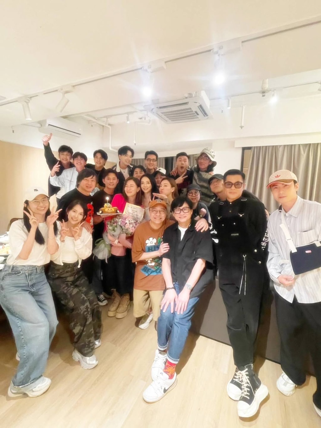 多位曾演出《新聞女王》的藝人在社交平台分享生日會合照。