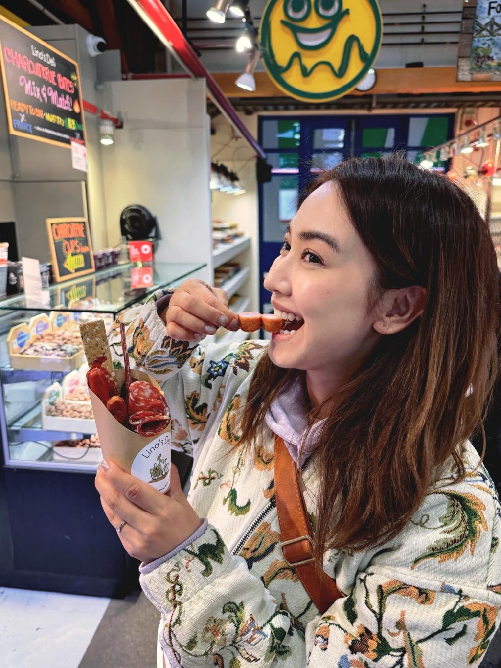 朱千雪回加拿大時享受當地特色美食。