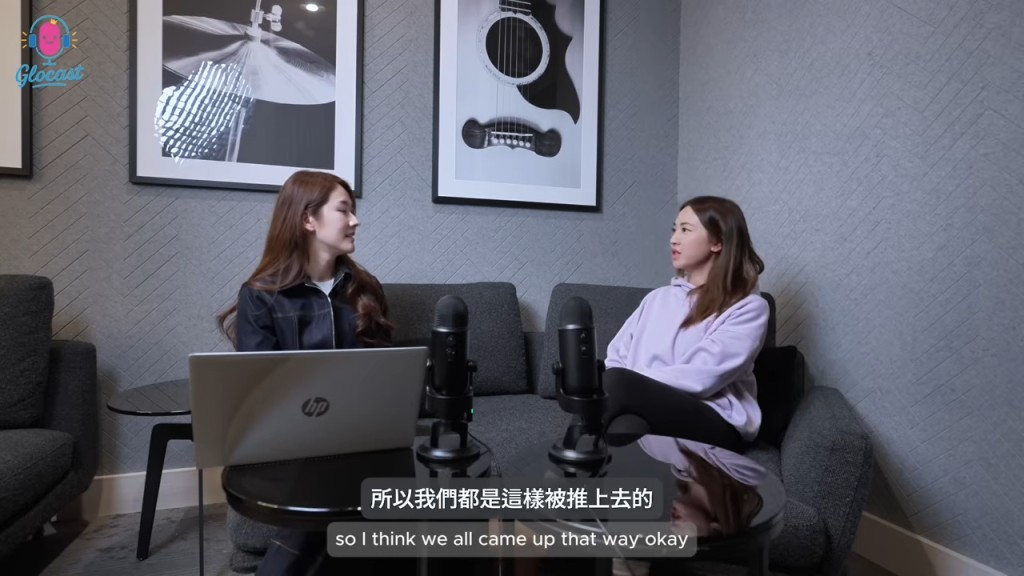 朱千雪與鄧佩儀在訪問中以流利英語對談,引來網民疑問為何不說廣東話。