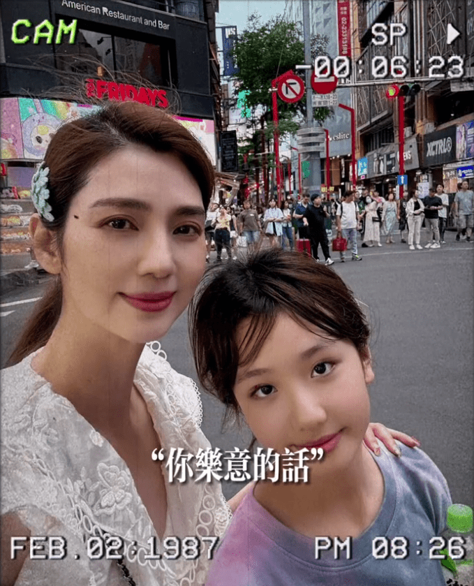 洪欣女兒與母親如同餅印,長大後也是美人胚子。
