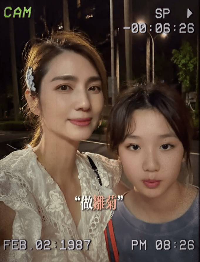 洪欣母女同樣皮膚白滑,天生麗質。