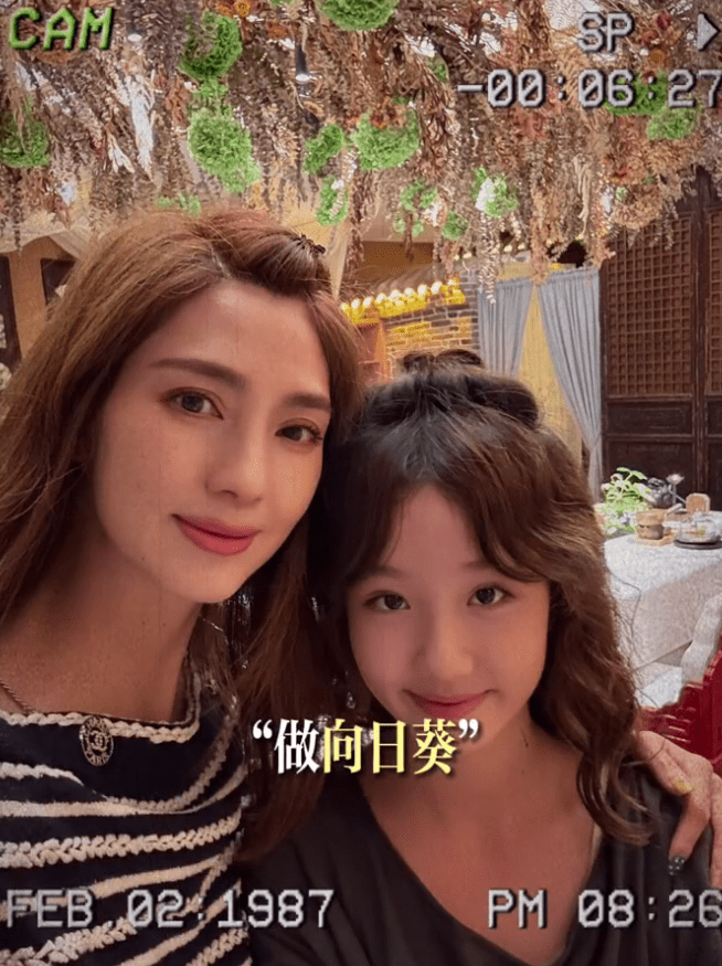 洪欣分享與女兒不同時期的合照。