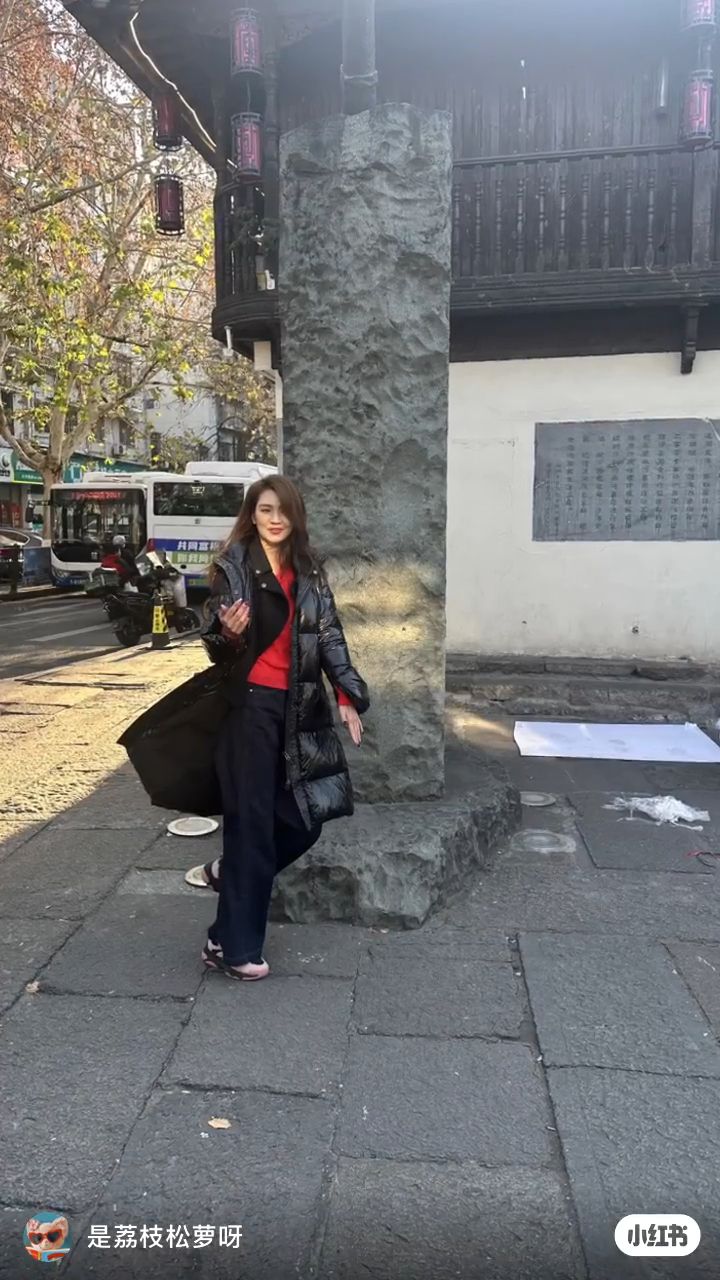 有內地網民在杭州偶遇洪欣。