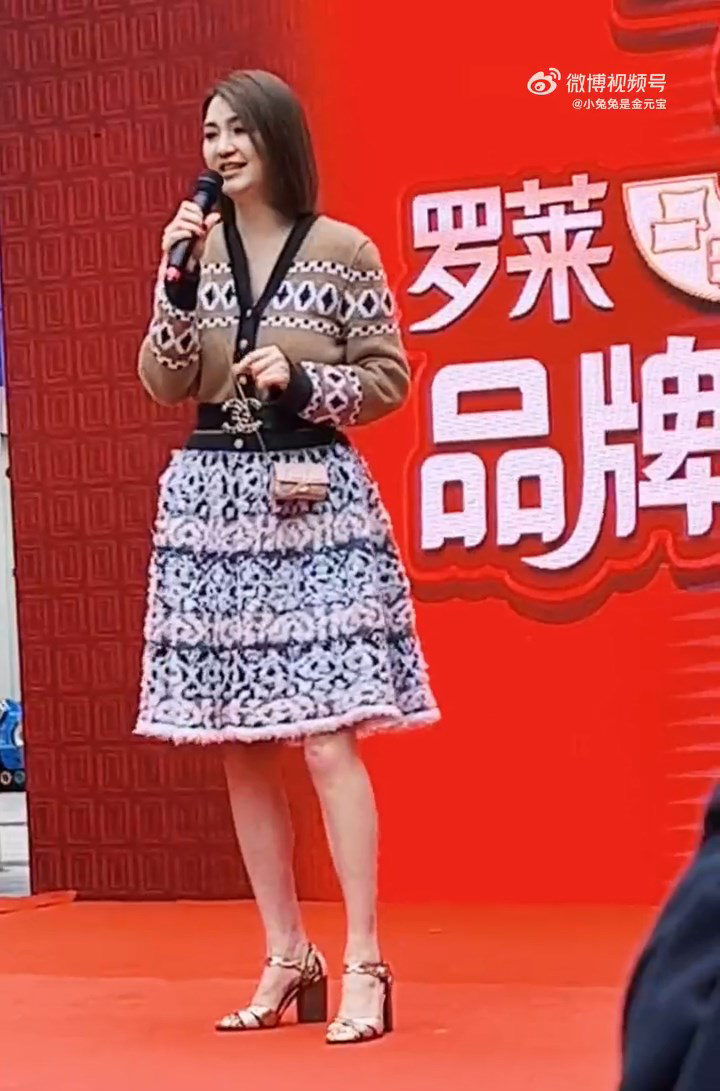2022年,洪欣為內地品牌商演,打扮被指老土,也被批評身材發福,被指未用心管理身形。