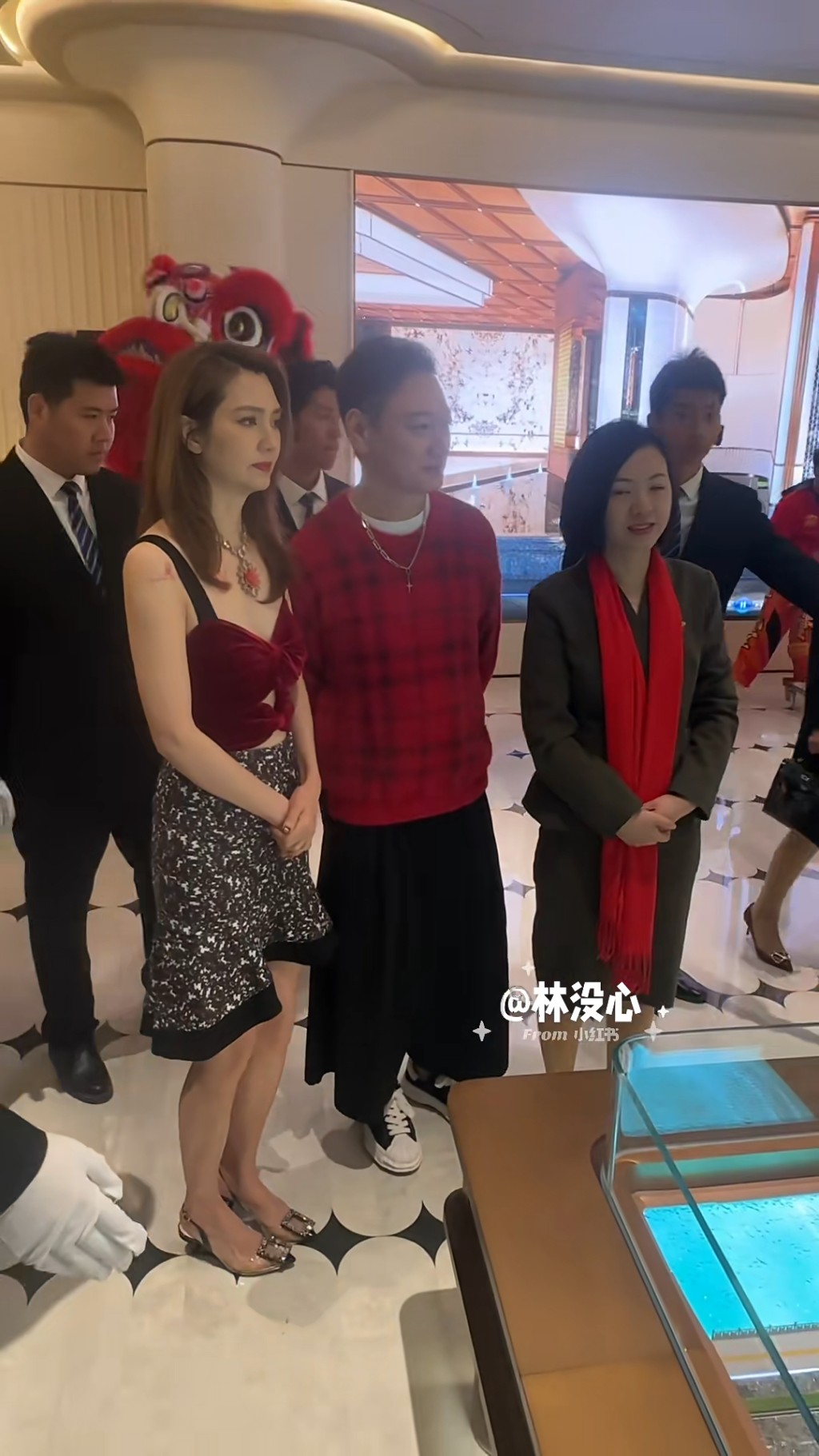 洪欣以性感戰衣上陣表演。