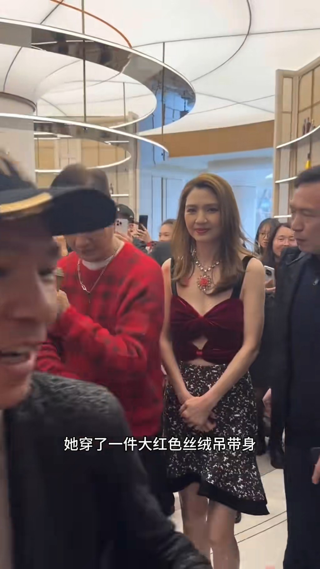 洪欣似乎面露難色。