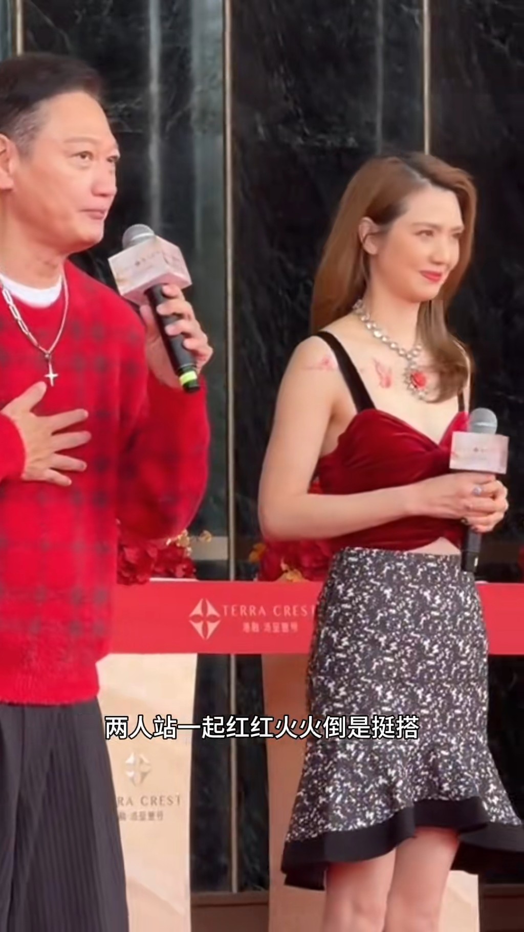 洪欣在台上保持笑容,表現專業。