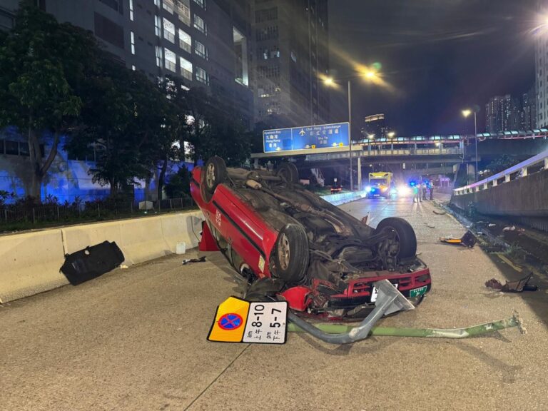 九龍灣的士失控撞壆翻側 司機輕傷送院