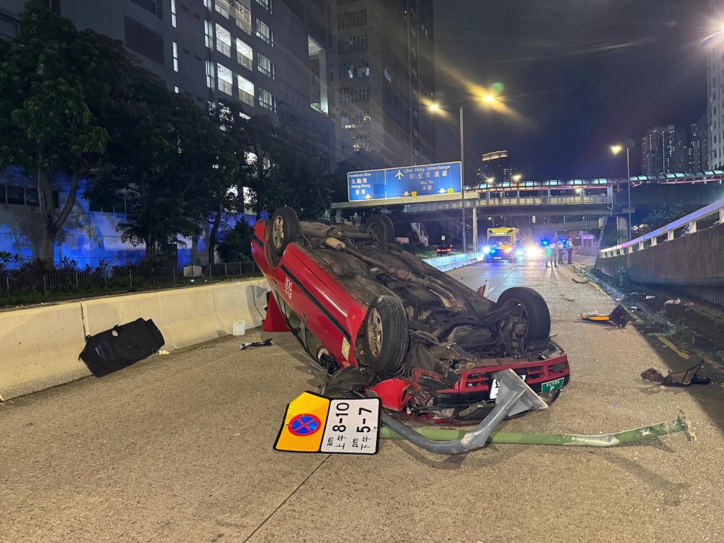九龍灣的士失控撞壆翻側 司機輕傷送院