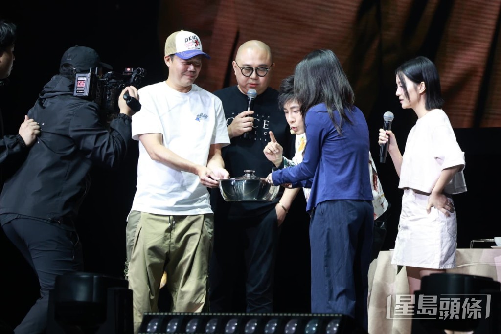 他將一鍋室溫清水即時變成熱騰騰的花膠雞鍋。