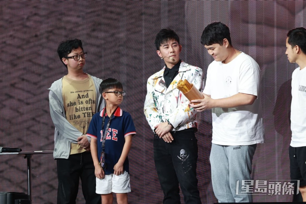 甄澤權邀請胡杏兒的8歲兒子李奕霆（Brendan）上台。