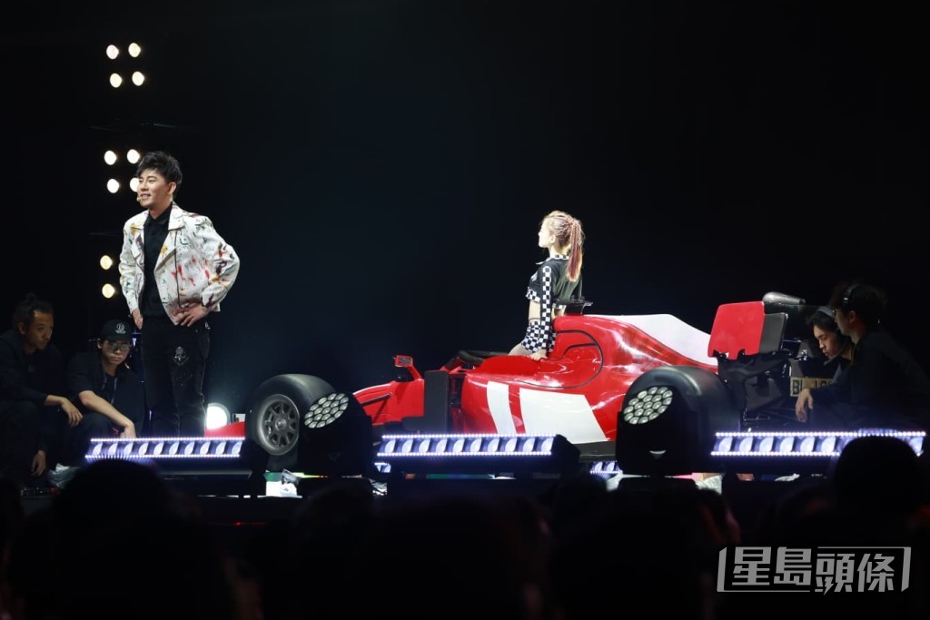 魔術師成功變出一輛同車牌、載有賽車女郎的跑車。