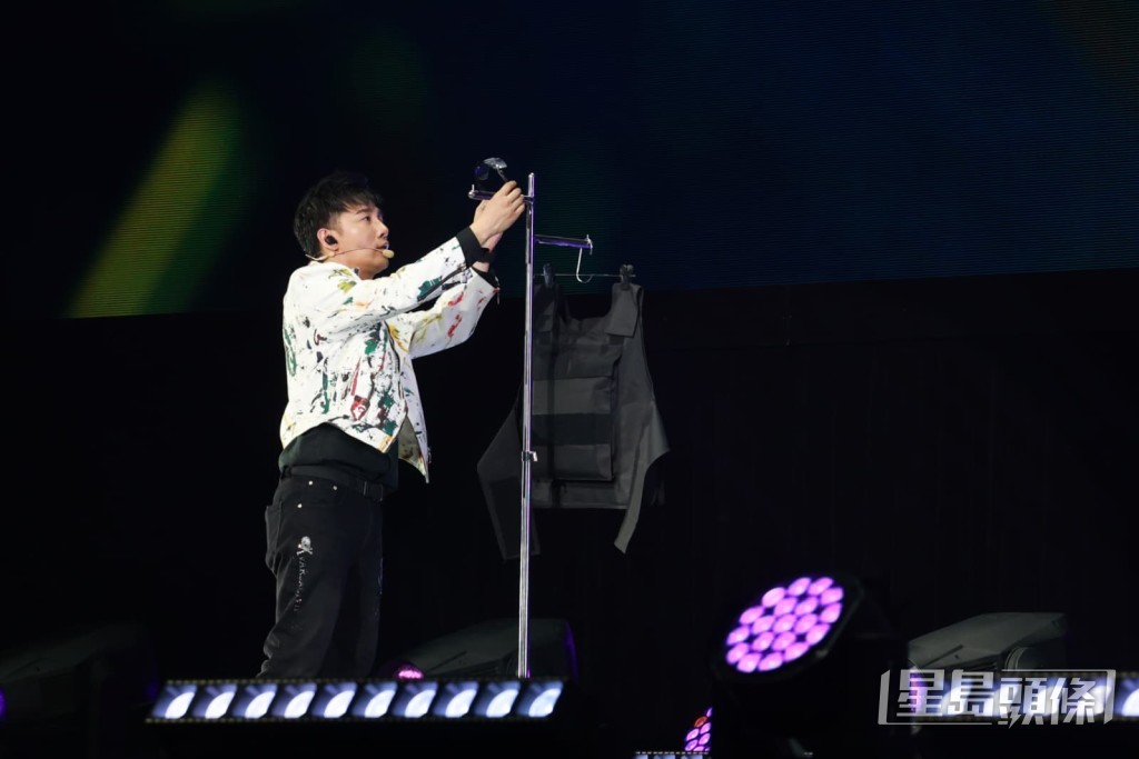 甄澤權表演「接子彈」，場面震撼。