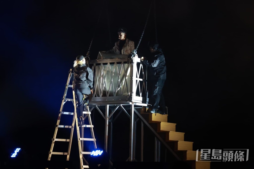 另一高難度魔術「極限逃脫」上演。