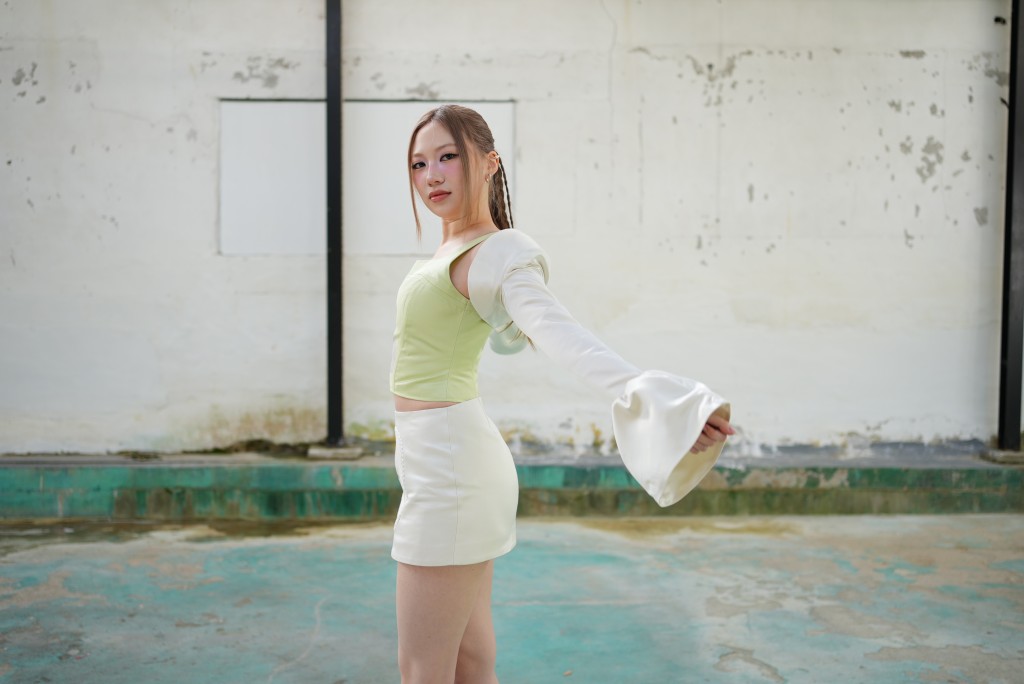 《Roll With Me》是一首洋溢自信與女性力量的歌曲。