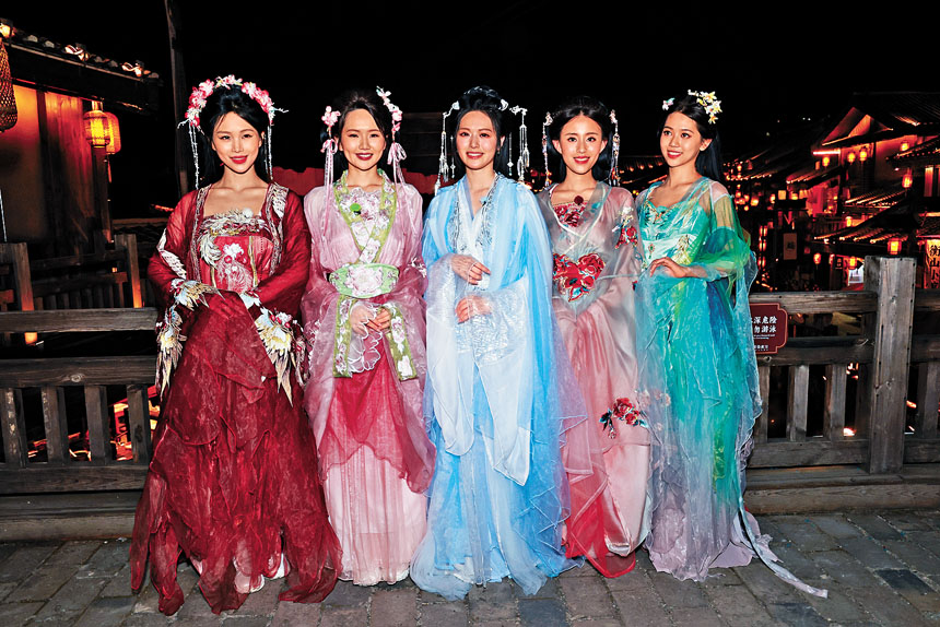 馮盈盈（中）帶領師妹魏欣（左一）、李澄晴（左二）、周芳姿（右二）及陳梓穎（右一）以漢服造型亮相。