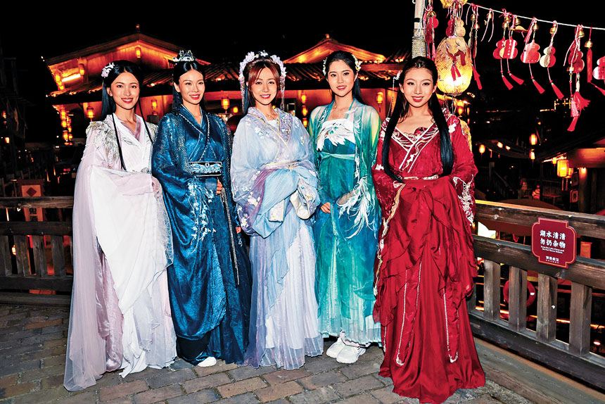 黃嘉雯（中）組的顏懿菲（左一）、譚雅文（左二）、鄧匡閔（右二）及盧蔚晴（右一）古裝扮相都頗有特色。