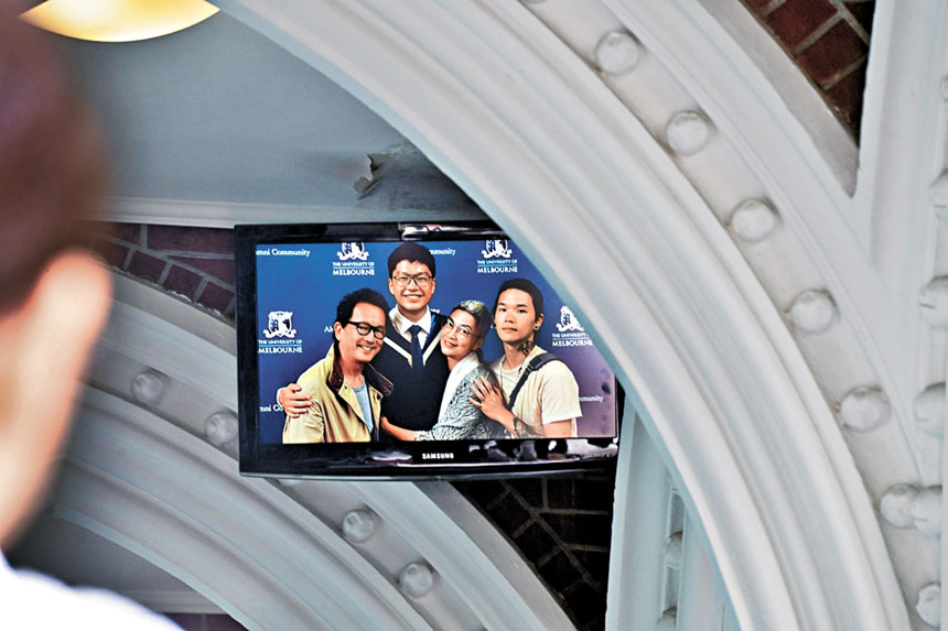 現場播放廖啟智、陳敏兒一家四口的昔日幸福合照。