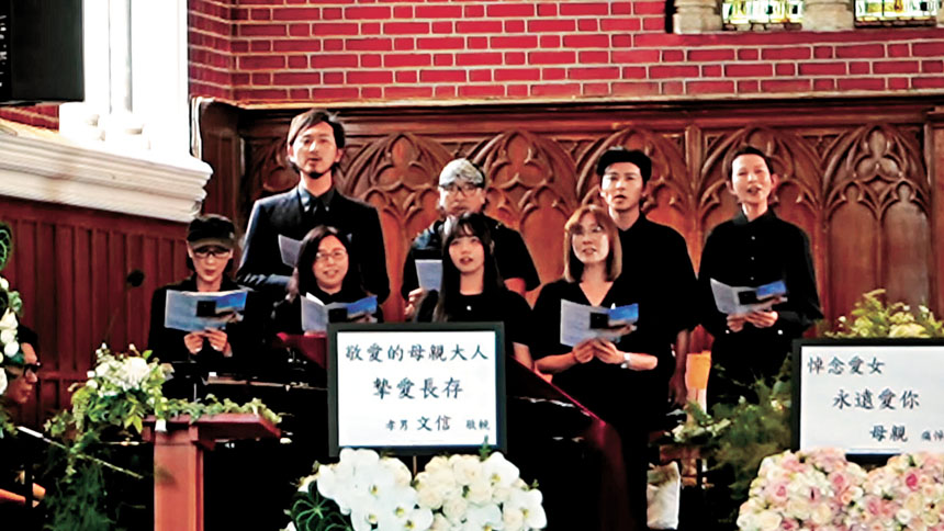 蔡少芬(後右一)、張晉(後右二)夫婦是敏兒的教友,昨日一同唱詩送別。