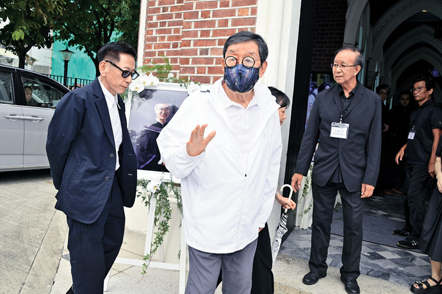 胡楓(中)、曾醒明(右)等老友都有到場。