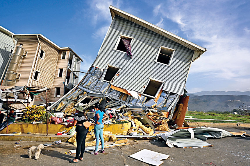 地震破壞力大，建築受損嚴重。路透社