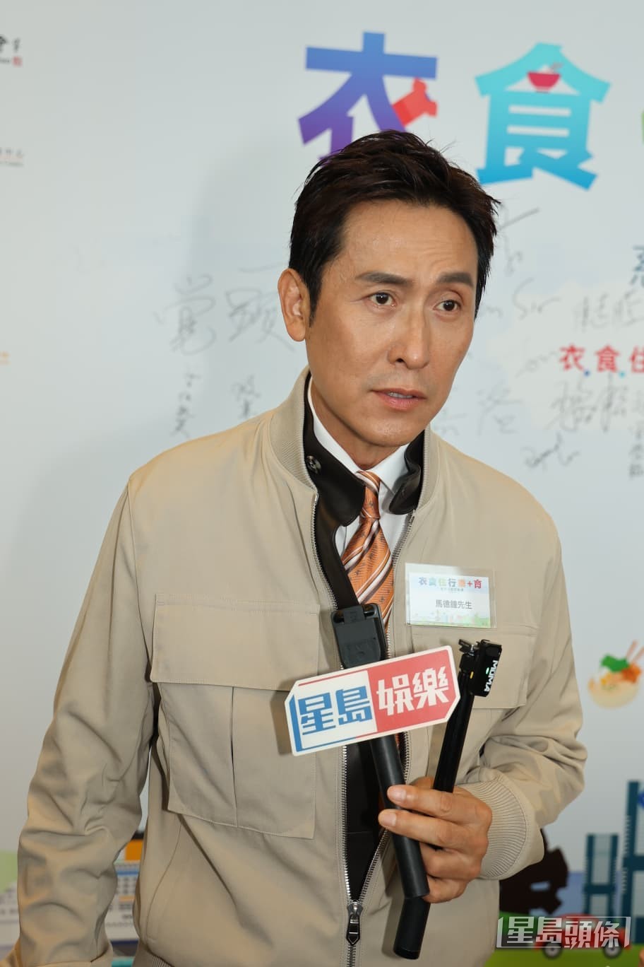 由於右腳嚴重腫脹，他需要入院接受抽積水治療。