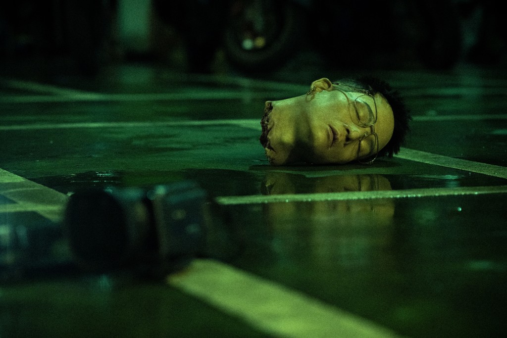 朱栢康見到極度逼真的人頭道具時,表示十分嚇人。
