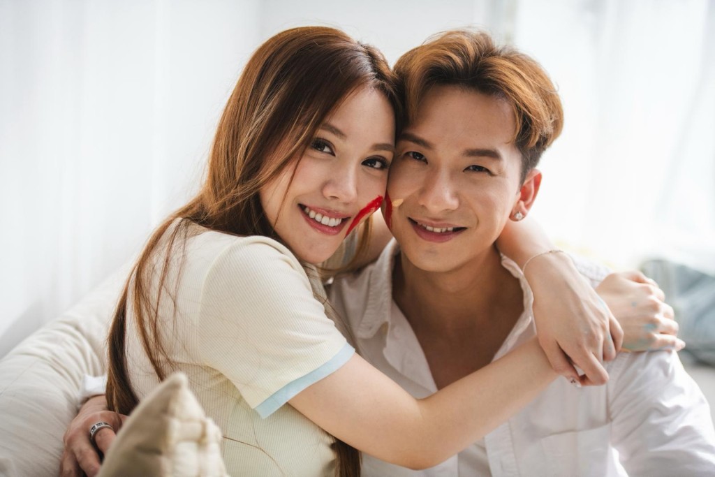 兩人在MV中的造型相當合襯。