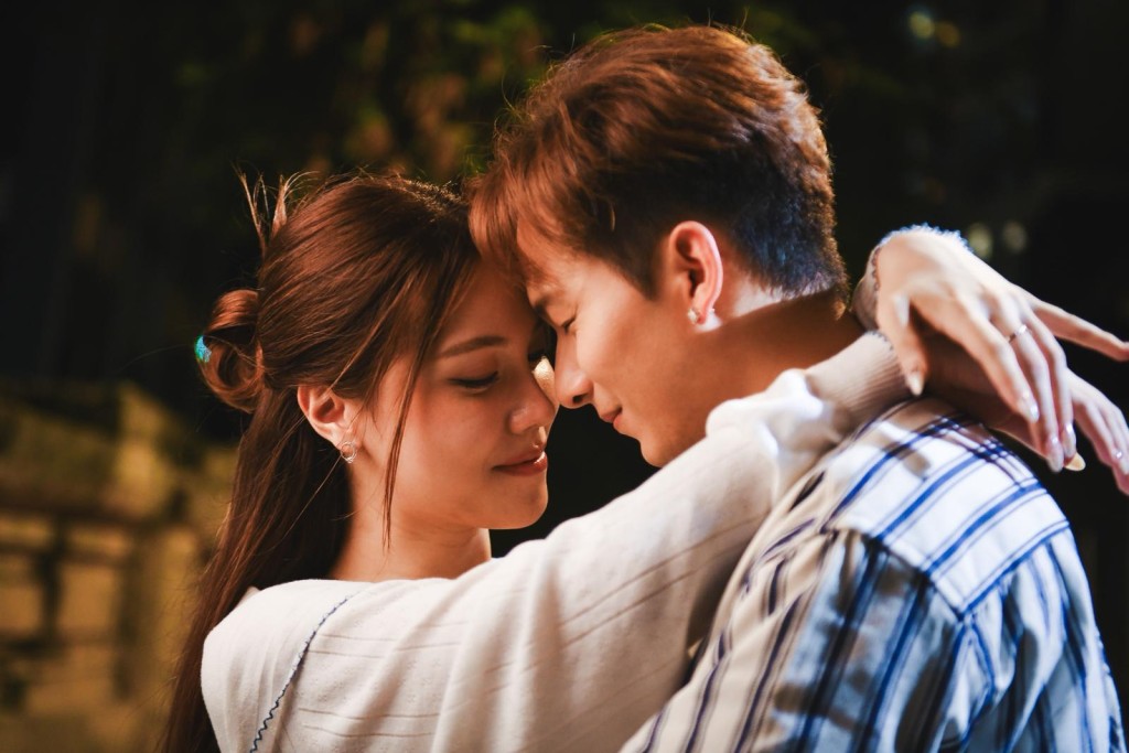 互動如同真實情侶。