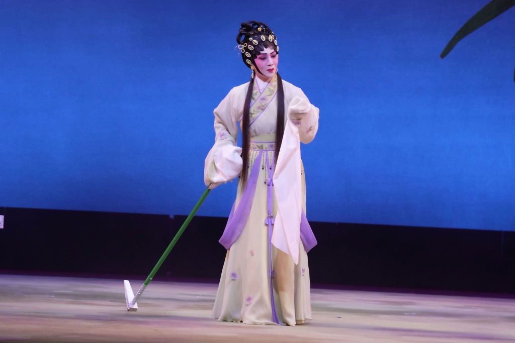 梁非同的做手與身段極為優美，因而獲讚是花旦中的「非一般林黛玉」。