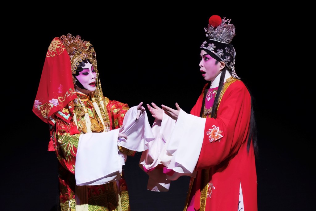 劇中，文華發現新娘並非林黛玉而是薛寶釵（曉瑜飾），露出驚訝神情。