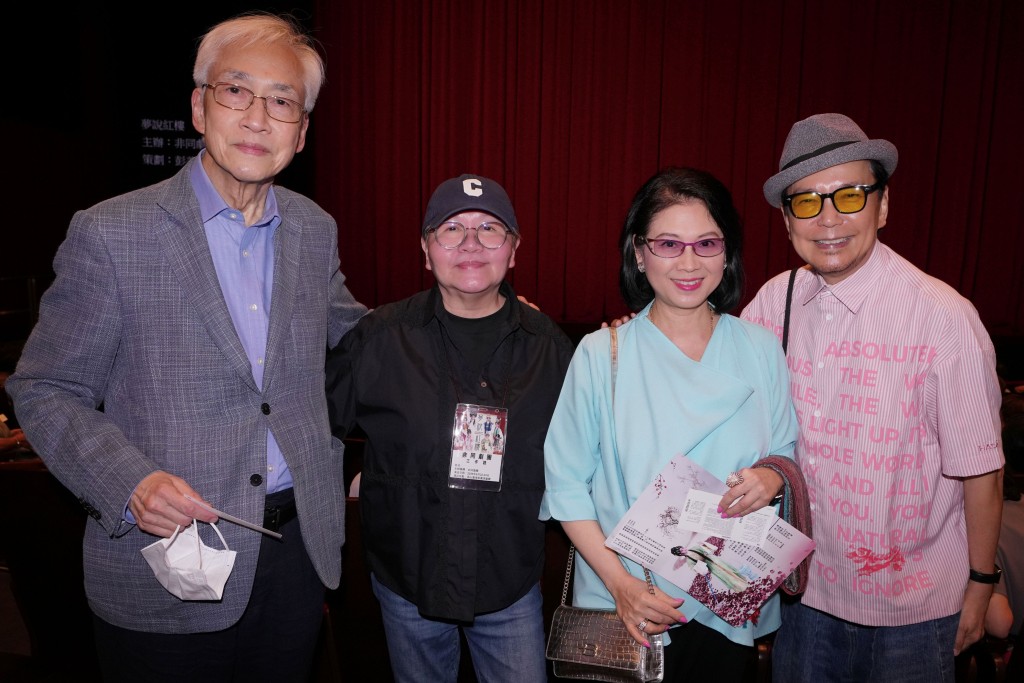 何文匯教授（左一）與賈思樂（右一）、陳復生（右二）一同前來捧場，支持施姐。