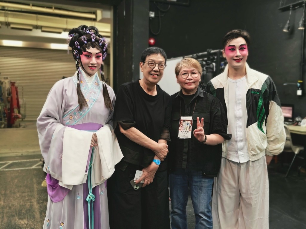 著名導演許鞍華（左二）與彭美施（右二）到後台為梁非同及王志良加油打氣。