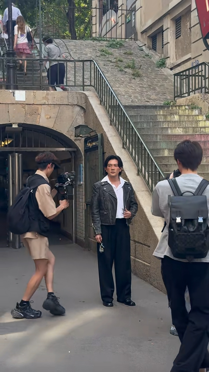 蘇有朋被網民偶遇,其妝容引起討論。(躍行手帳@小紅書)