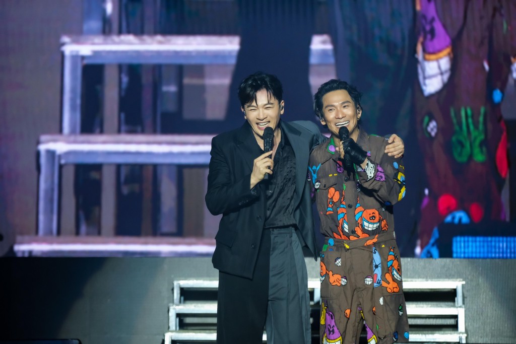 杜德偉巡迴演唱會第十站到福州,邀請了蘇有朋擔任嘉賓。