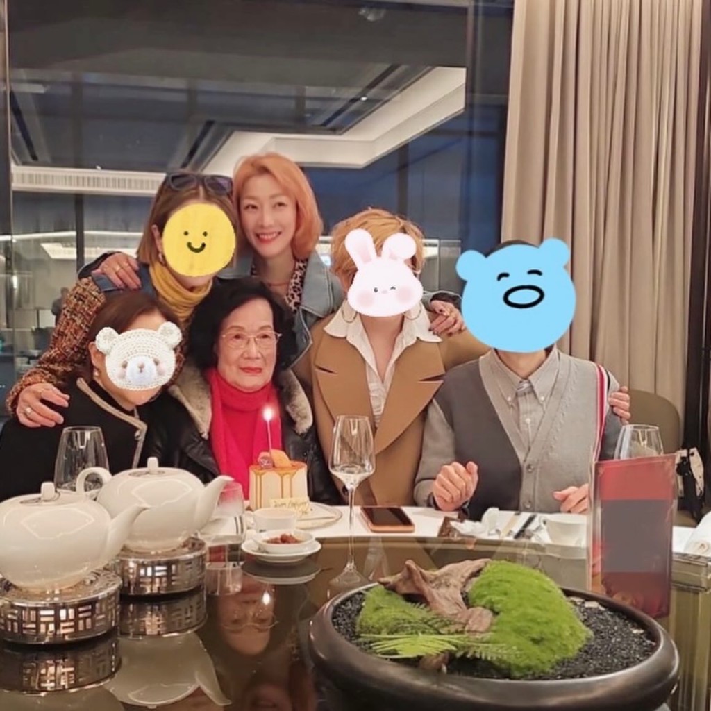 鄭秀文媽媽雍容地坐在相片正中央。
