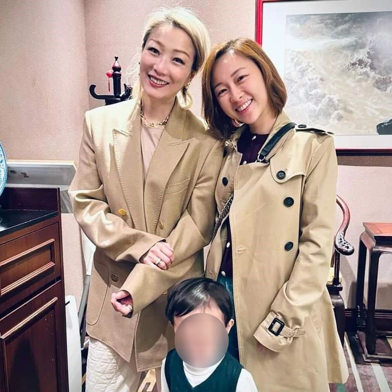 網上曾流出鄭秀文的家庭聚會照片。