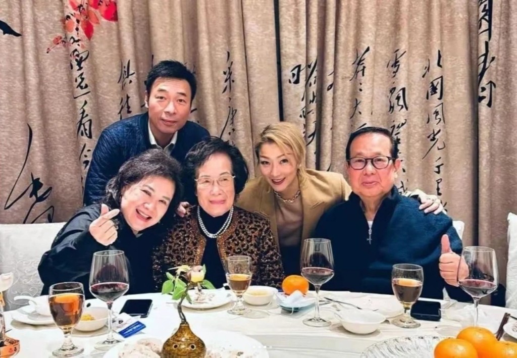 鄭秀文甚少提及家事,2024年罕有透露母親的健康狀況。