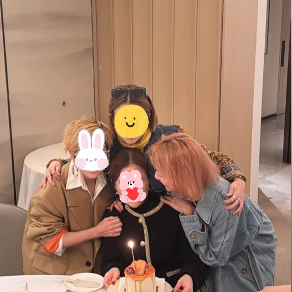 鄭秀文與幾位姊妹經常聚會,曾分享為三姊慶祝生日的照片。